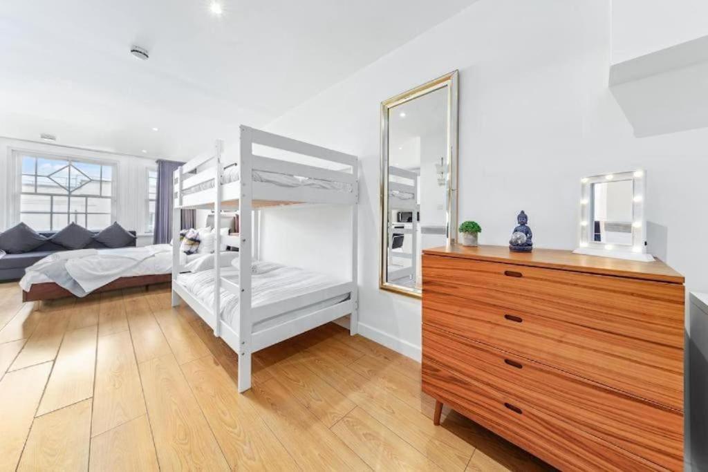 1 Bedroom Flat Piccadilly Sleep 7 In London Vr10 Bagian luar foto