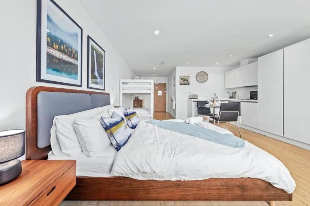 1 Bedroom Flat Piccadilly Sleep 7 In London Vr10 Bagian luar foto