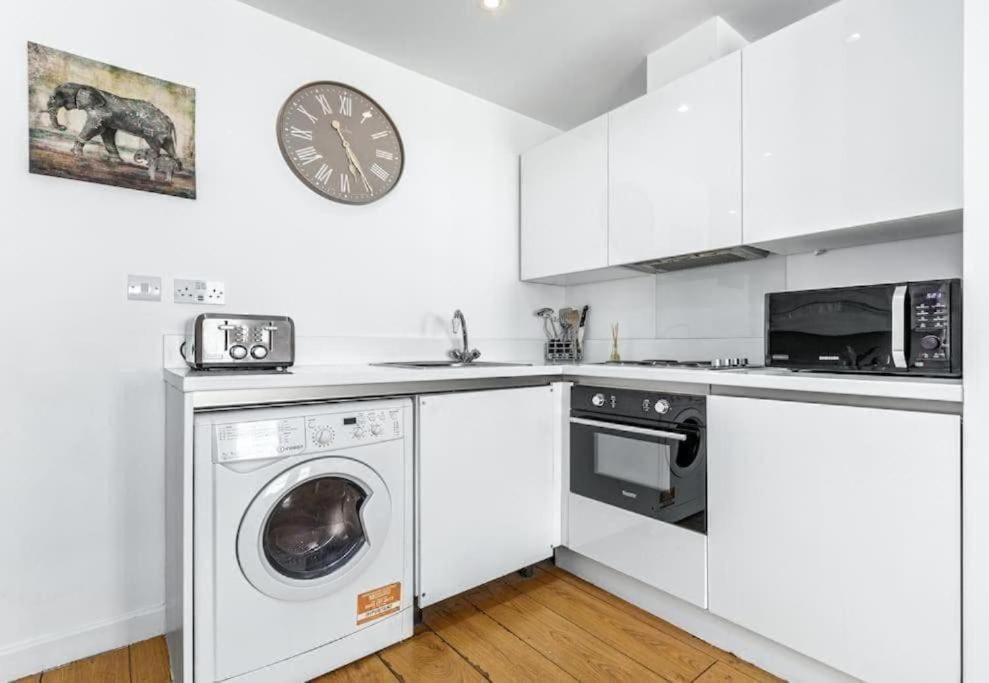 1 Bedroom Flat Piccadilly Sleep 7 In London Vr10 Bagian luar foto
