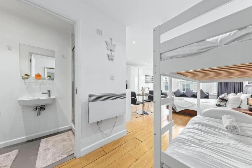 1 Bedroom Flat Piccadilly Sleep 7 In London Vr10 Bagian luar foto