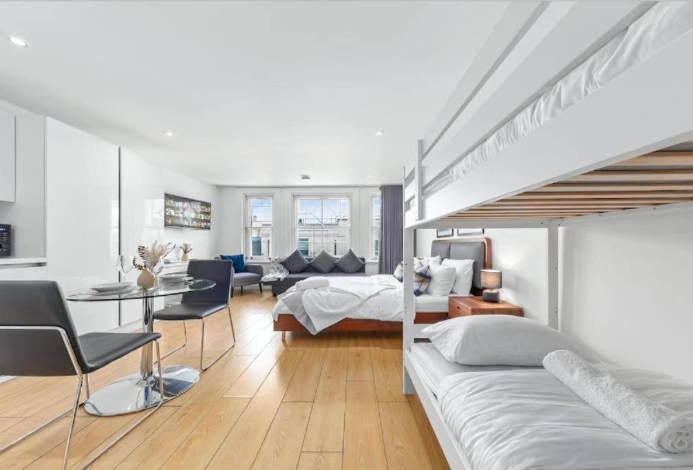 1 Bedroom Flat Piccadilly Sleep 7 In London Vr10 Bagian luar foto
