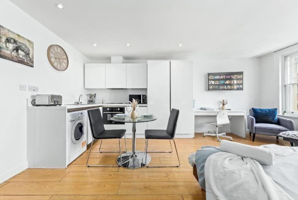 1 Bedroom Flat Piccadilly Sleep 7 In London Vr10 Bagian luar foto